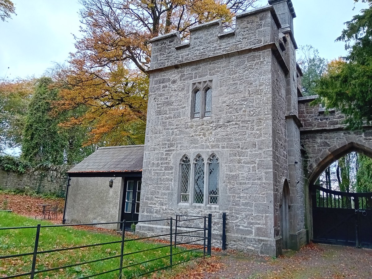 This week on Wordfoolery - the word origins of crenelations on castles. wordfoolery.wordpress.com/2025/10/28/the… and beware of defensive crannies and grannies.