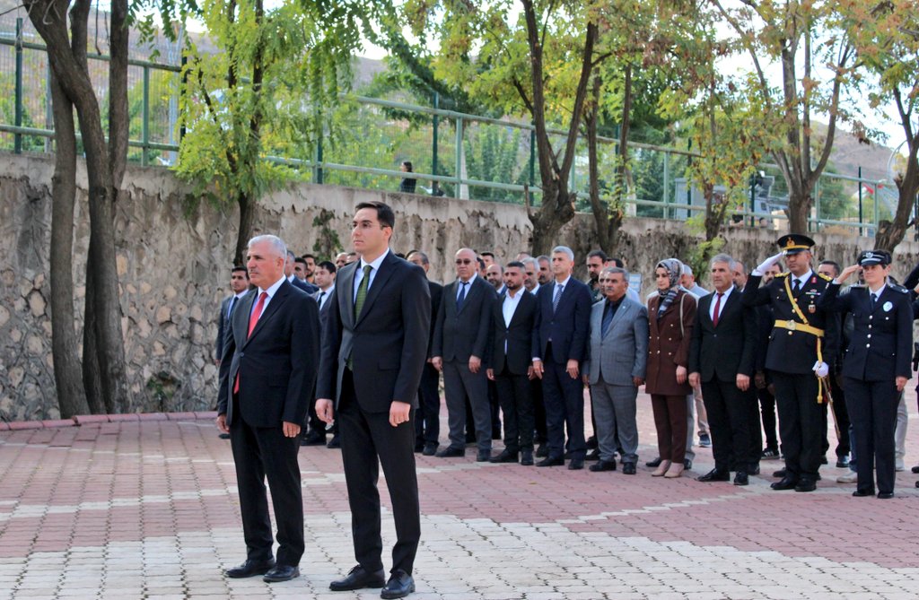 gercusmem's tweet photo. "29 Ekim Cumhuriyet Bayramı Çelenk Sunma Töreni Gerçekleştirildi" Cumhuriyetimizin 102. yılı kutlamaları kapsamında, 28 Ekim 2025 Salı günü ilçemizde çelenk sunma töreni gerçekleştirildi. https://t.co/aukFx16Lsw