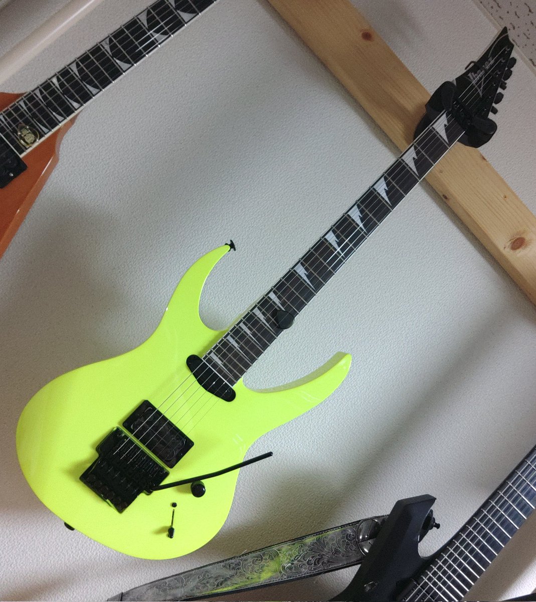 kennedy_v8's tweet photo. 届いたーーー！！🎸✨🤩🙌
高校の頃、欲しくて堪らなくてアメリカ旅の合間でも探し、けど見付けられず30数年。まさかの限定再販‼️
夢がひとつ叶った😭🤩
久々のMADE IN JAPAN🎸
これからネックとブリッジ調整して速弾き仕様に変えます😁ﾔｯﾎｰ!！
#540PⅢ
#IBANEZ
#AlexSkolnick
#TESTAMENT https://t.co/QJO9OdGpL2