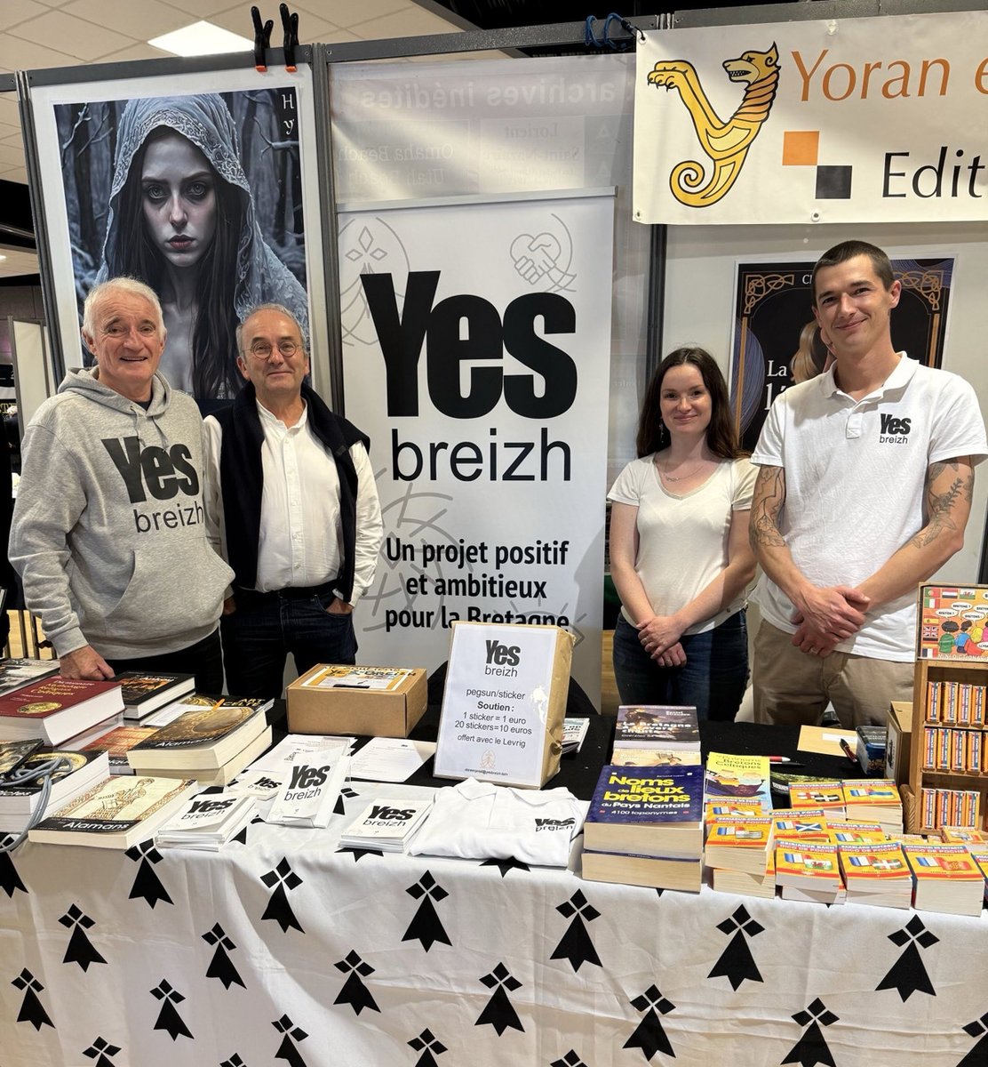 yes_breizh's tweet image. Immense succès Yes Breizh présent stand Yoran Embanner éditeur notre #Levrig2025 Salon du Livre de Karaez

2 jours, une 50 nouveaux adhérent(e)s et vente près 100 Levrig2025
Merci à tous - Trugarez d&apos;an holl

On continue ...
darempred@yesbreizh.bzh
#YesBreizh #BretagneDevolution