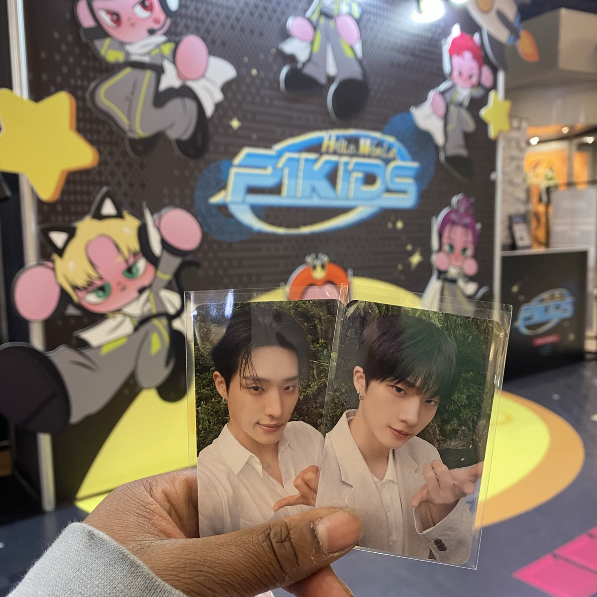 yeahfixon's tweet photo. happy with what i got from my first pop up store in seoul :))
#Hello_World_P1KIDS 
#사운드웨이브
 #P1H_P1KIDS_POPUP_LOGIN https://t.co/W2Jq7OTg9g