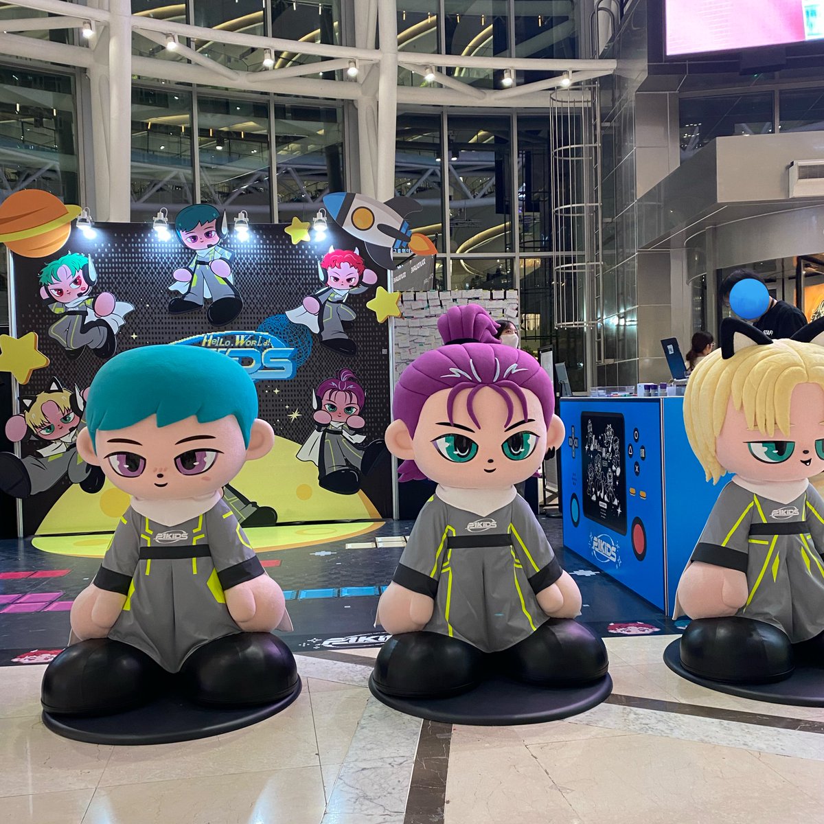yeahfixon's tweet photo. happy with what i got from my first pop up store in seoul :))
#Hello_World_P1KIDS 
#사운드웨이브
 #P1H_P1KIDS_POPUP_LOGIN https://t.co/W2Jq7OTg9g