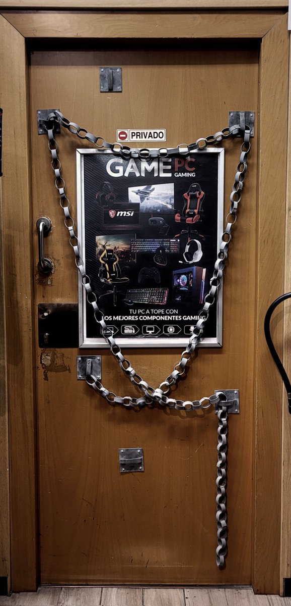 nic_runa's tweet photo. Halloween ha llegado a @VideojuegosGAME Talavera!! 🎃🦇🧛‍♂️ Pyramid Head y compañía te esperamos en el C.C Los Alfares!! https://t.co/aHCkC4DkSq