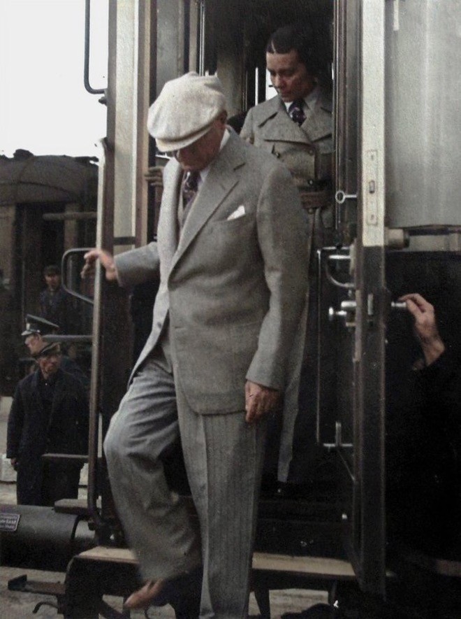 Her kim ki Cumhuriyet kazanımlarına
ihanet etmişse kahrola!
Her kim ki Cumhuriyet düşmanlığını
halka/yurda düşmanlık sayıp,
aydınlanmacı/laik ilkeler ve
sosyalist temelde
yeniden inşası için dövüşüyorsa
şan ola ona, kavgası kutlu ola!
Dinci faşizme lânet!
Yaşasın #Cumhuriyet