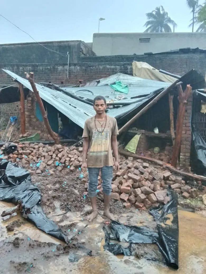 shan92648's tweet image. ବାତ୍ୟା ମୋନ୍ଥା ପ୍ରଭାବ ରେ ଗଜପତି ଜିଲ୍ଲା ମୋହନା ବ୍ଲକ ଆକିଲି ଗାଁ ର ବାସୁଦେବ ଙ୍କ ଘର ସମ୍ପୂର୍ଣ ଭାଙ୍ଗି ଯାଇଛି ସରକାର ଓ ପ୍ରଶାସନ ତରଫରୁ ଘରଭାଙ୍ଗା ସହାୟତା ଓ ଆବାସ ଯୋଜନାରେ ସାମିଲ କରିବାକୁ ଅନୁରୋଧ @CMO_Odisha @PRDeptOdisha @rdmodisha @SRC_Odisha @sureshkpujari @PMAYUrban @dr_kcmahapatra @DM_Gajapati