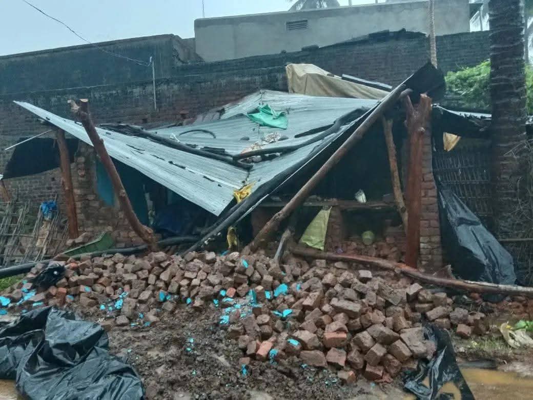 shan92648's tweet image. ବାତ୍ୟା ମୋନ୍ଥା ପ୍ରଭାବ ରେ ଗଜପତି ଜିଲ୍ଲା ମୋହନା ବ୍ଲକ ଆକିଲି ଗାଁ ର ବାସୁଦେବ ଙ୍କ ଘର ସମ୍ପୂର୍ଣ ଭାଙ୍ଗି ଯାଇଛି ସରକାର ଓ ପ୍ରଶାସନ ତରଫରୁ ଘରଭାଙ୍ଗା ସହାୟତା ଓ ଆବାସ ଯୋଜନାରେ ସାମିଲ କରିବାକୁ ଅନୁରୋଧ @CMO_Odisha @PRDeptOdisha @rdmodisha @SRC_Odisha @sureshkpujari @PMAYUrban @dr_kcmahapatra @DM_Gajapati