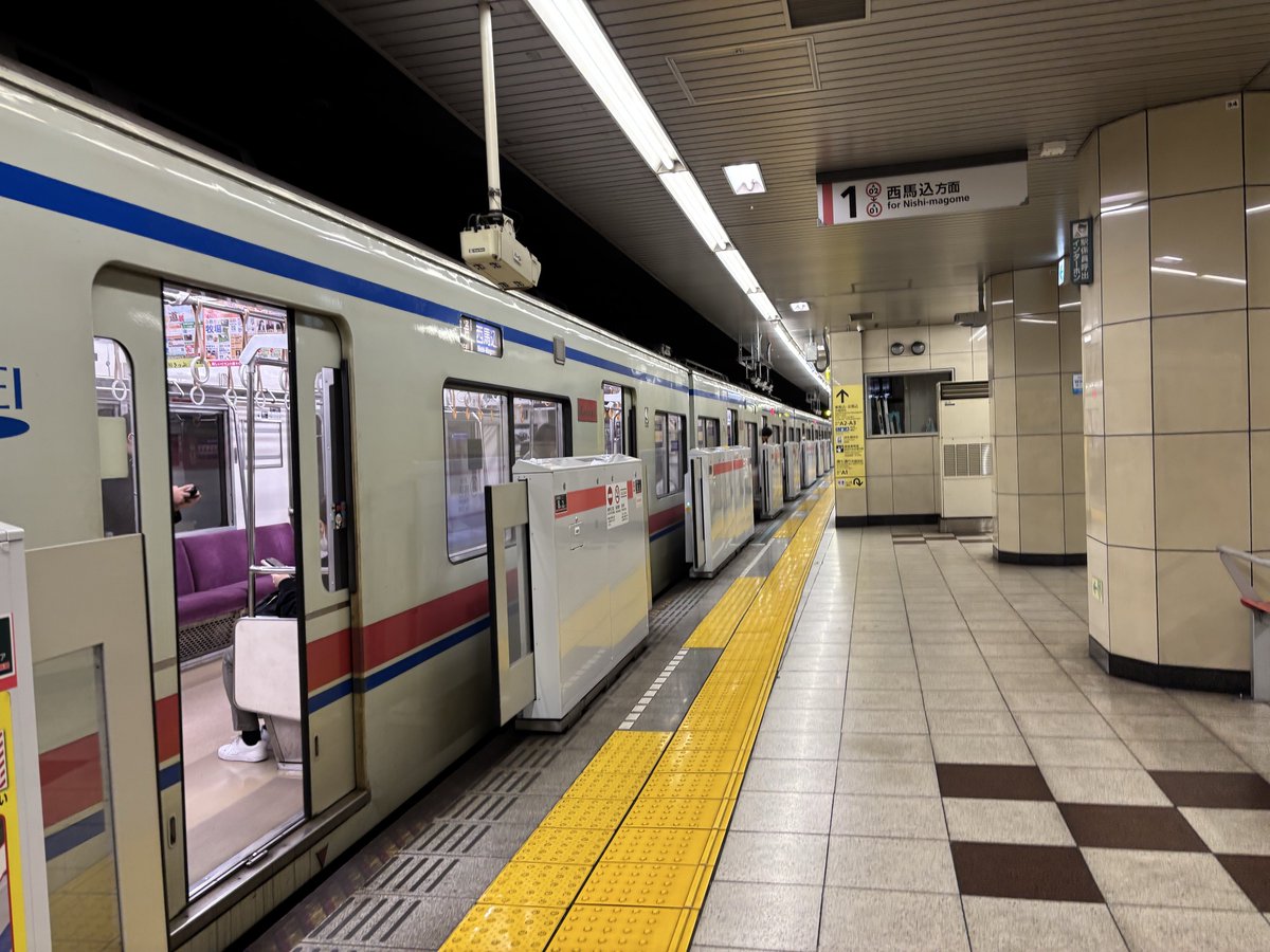 ま〜た京成3400系かい!!
何で狙っている時は来ないで、路線自体を楽しみたい時に来るんだ…。