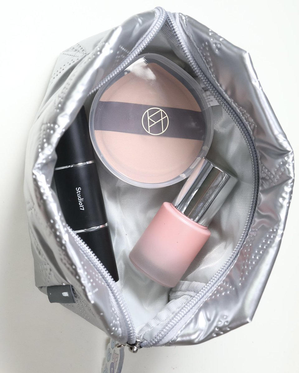 #광고 #RT이벤트 <a href="/studio17_kr/">스튜디오17</a> 
RT 17분께 듀얼 실리콘 블러셔 브러쉬 드려요🤍

들뜨고 지저분한 메이크업 고민이라면❓
스튜디오17 브러쉬&amp;퍼프 추천드려요

얘네만 쓰면 화장 깔끔하게 돼서
요즘 제 파우치 필수템이에요

가격도 저렴하고 휴대성까지 좋다는,,😚
여행갈때도 꼭 챙겨가는 필수템들✔️