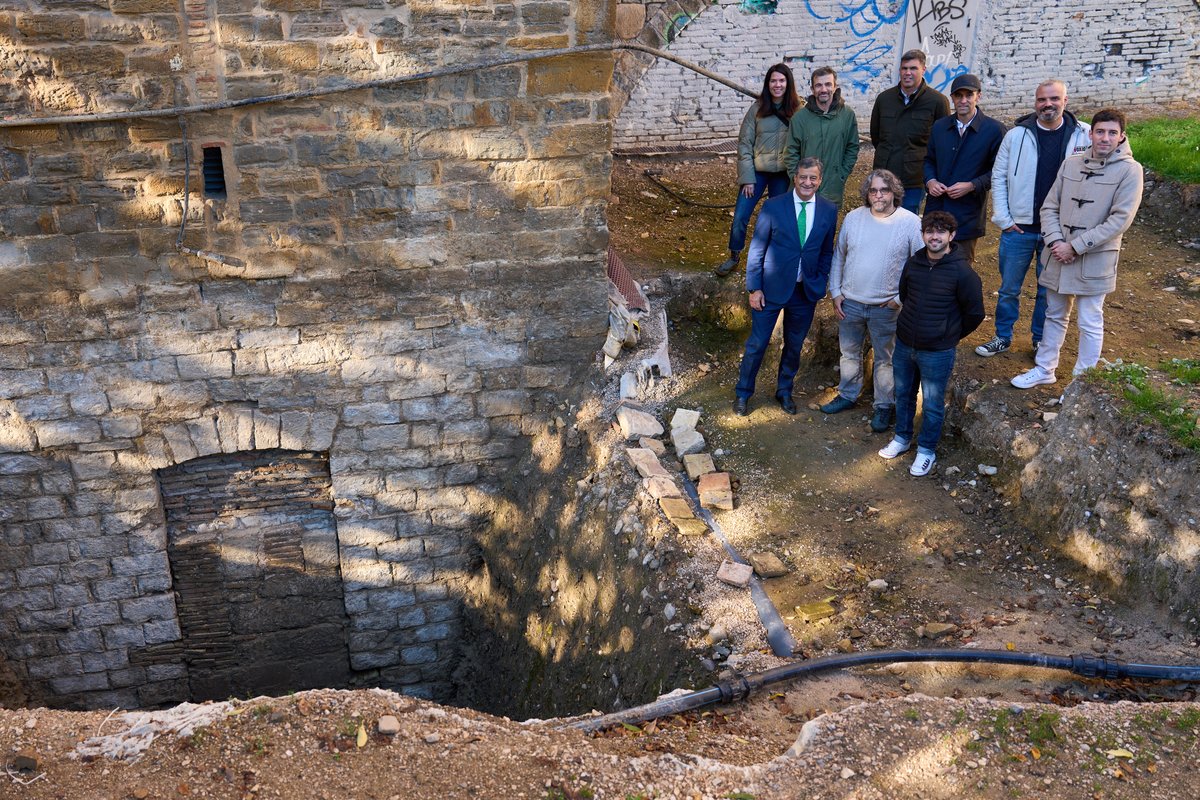📍La Comisión de Cultura, Deporte y Turismo del <a href="/parlamentoNA/">Parlamento de Navarra / Nafarroako Parlamentua</a> visita la "Puerta de los Canónigos" recientemente descubierta en la Torre Barbazana del Casco Antiguo de Pamplona

📝parlamentodenavarra.es/es/noticias/la…