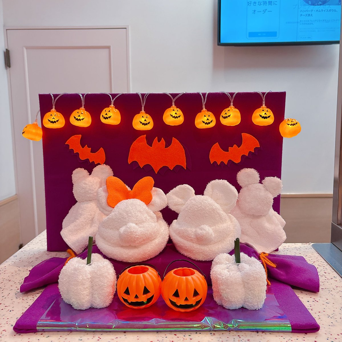 3bakaHinagiku's tweet image. アウトしました！
これにて私のハロウィーンはおしまい！
みんな本当にありがとう🥰
久々に仮装したー！！って感じになって楽しかった！
また、来年お会いしましょう🎃

2枚目はみんなで持ち寄った思い思いのミッキーぬいば
3枚目は隠し撮りされてたなっちゃんルーとリーナな私
尻尾可愛く出来て良き