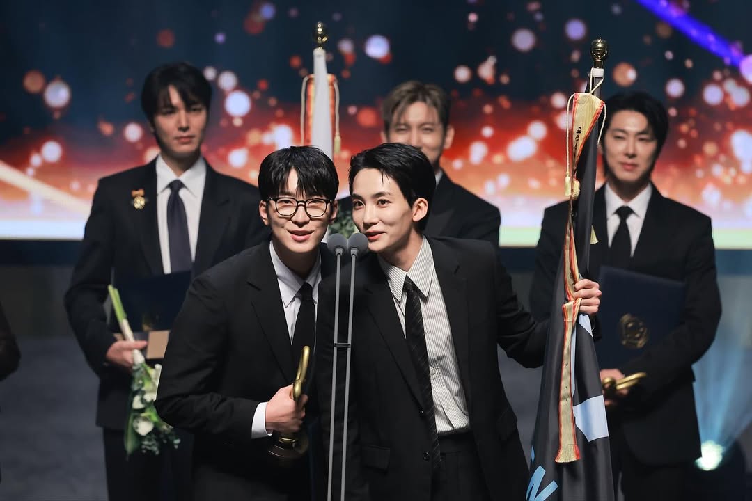 not kculture award ig posted this photo of wonhan when they did seventeen greeting that made everyone laugh 😭😂