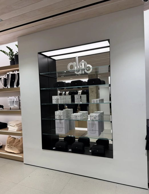 Enjoy the ultimate shopping experience with Alo's sleek and stylish accessories😇