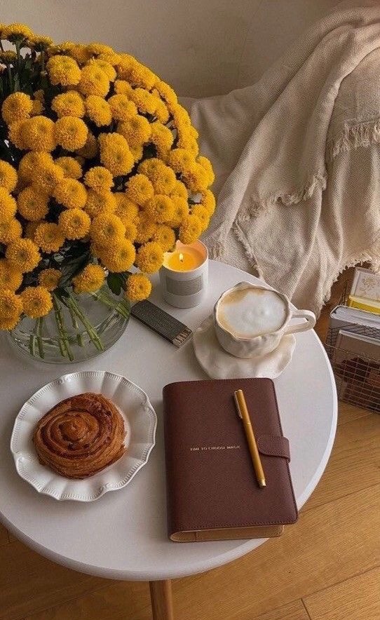 ͏

                أمسّ جاب الليل عابر 
                       منكسّر تعبان ، ضَامي 🔸

               كان إسمه نفس إسمك 
                        عاشت أشباه الأسامي🔸
͏

ㅤ