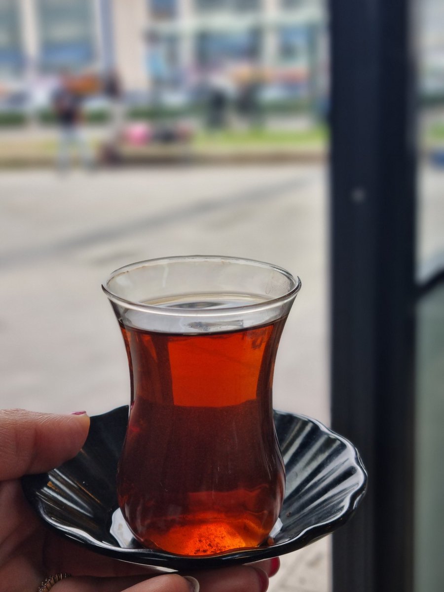 Otogara gelip yolcu beklerken otogarin o muhteşem kafevari mekanında kendinden geçmiş bayattan bayat  cay içmeyen de ne bileyim yani😁