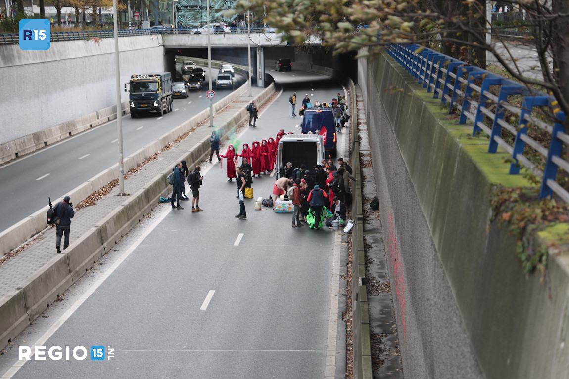 regio15's tweet image. Demonstranten van XR voeren weer actie op de #A12 #Utrechtsebaan en hebben de rijbaan stad uit bezet. Politie is met veel personeel ter plaatse.