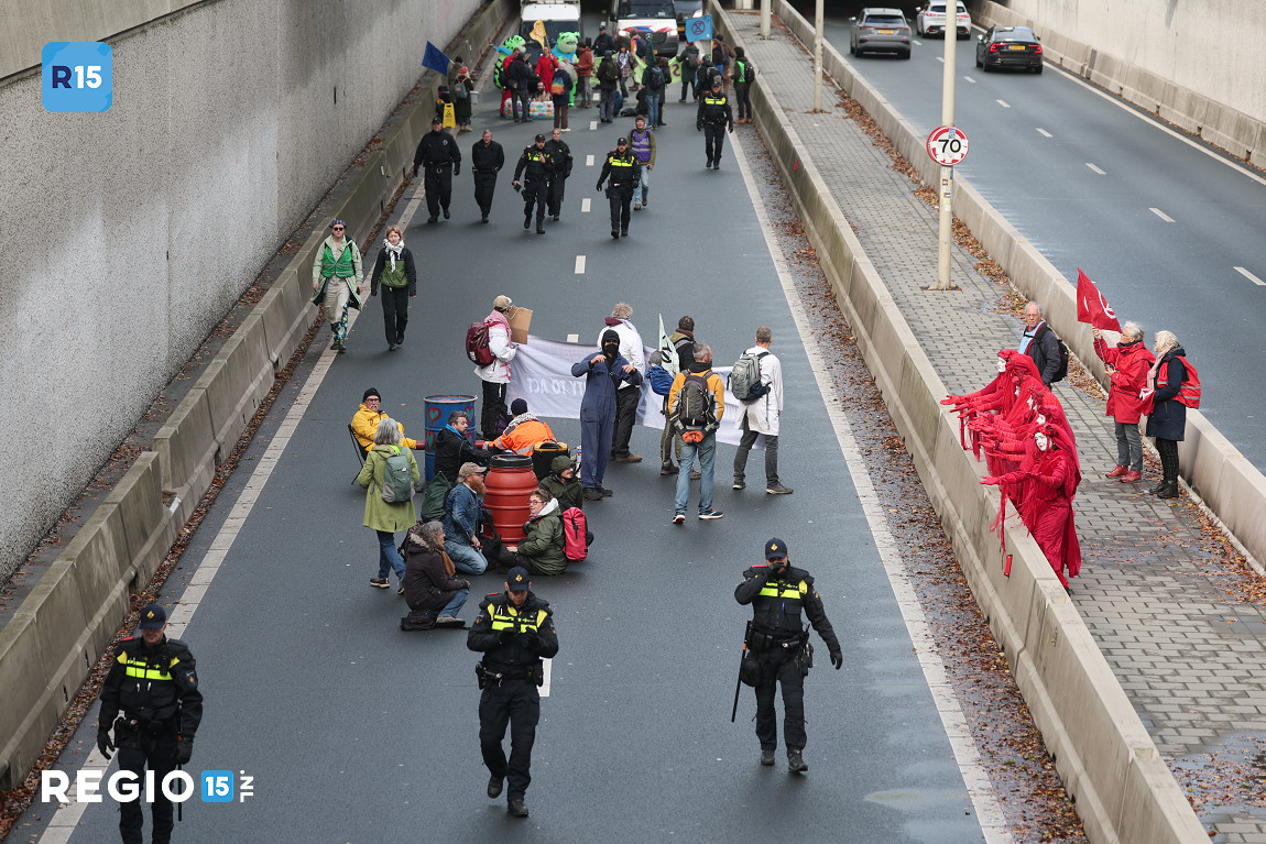 regio15's tweet image. Demonstranten van XR voeren weer actie op de #A12 #Utrechtsebaan en hebben de rijbaan stad uit bezet. Politie is met veel personeel ter plaatse.