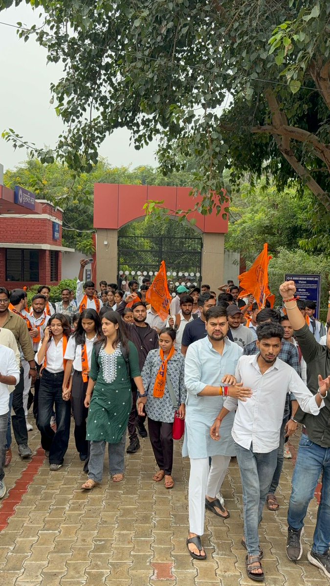 ABVP4Agra's tweet photo. अखिल भारतीय विद्यार्थी परिषद आगरा महानगर द्वारा डॉ भीमराव अंबेडकर विश्वविद्यालय की स्वामी विवेकानंद परिसर में शोध छात्रा के साथ हुई घटना के विरोध में विरोध प्रदर्शन कर कुलसचिव को ज्ञापन सौंपा गया।
#AbvpVoice
#AbvpBraj
#ABVPAGRA
#AgraUniversity https://t.co/xyPzkQMTyD