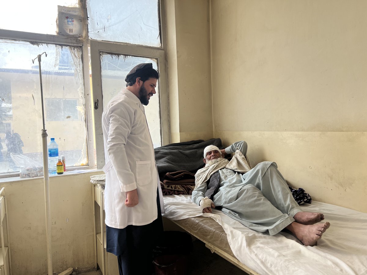 UNDPaf's tweet image. In Paktika’s Urgun District Hospital, surgeries once stopped when the power went out. Today, a 100 kW solar system keeps lights on 24/7 — powering operating rooms, vaccine fridges, and baby incubators. Read more: undp.org/afghanistan/st…