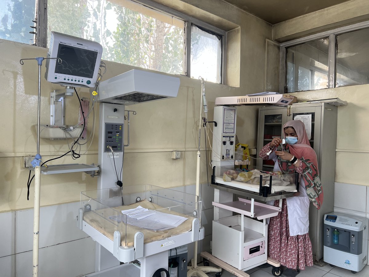 UNDPaf's tweet image. In Paktika’s Urgun District Hospital, surgeries once stopped when the power went out. Today, a 100 kW solar system keeps lights on 24/7 — powering operating rooms, vaccine fridges, and baby incubators. Read more: undp.org/afghanistan/st…