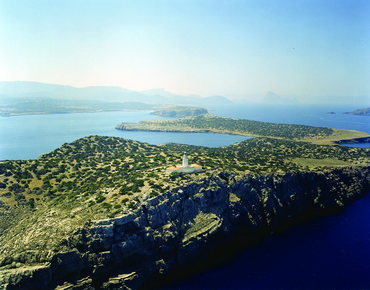 El Far de la Conillera (#Eivissa), inaugurat el 1857, originalment tenia un servei de llanxa amb mariners que portaven queviures i transportaven els torrers fins a l’illot. Avui està automatitzat i deshabitat. 💡

#farsdebalears