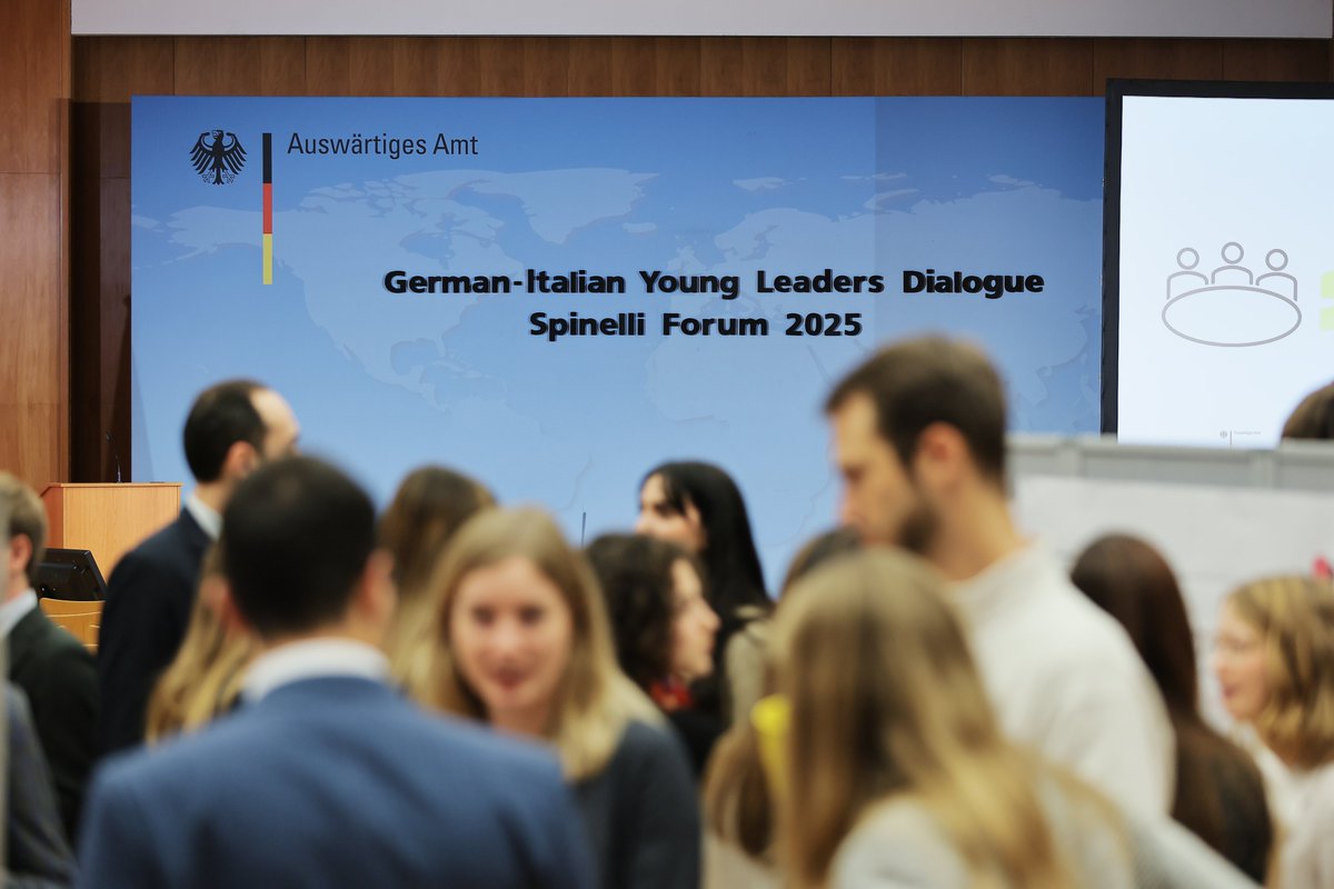 IEP_Berlin's tweet photo. Ideas in motion! 💡
During today’s #gallerywalk, young leaders at #SpinelliForum 2025 test & refine their policy ideas on #AI, #climate, #security, and #economy with peers & alumni feedback.
#GIYLD #Europe #InnovationInAction https://t.co/IdrKTKrhcA