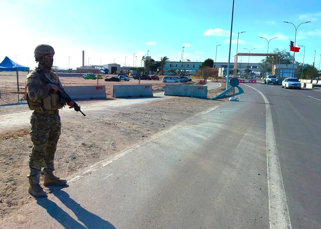 Ejercito_Chile's tweet image. #EjércitoEnAcción 🇨🇱 | En cumplimiento del Decreto N°78, personal del #EjércitoDeChile permanece desplegado 24/7 en los pasos fronterizos del norte del país, apoyando el control migratorio y reforzando la seguridad fronteriza.