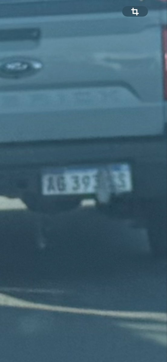 Si alguien conoce a este pobre señor dueño de una Maverick último modelo avísenle que seguramente y sin querer tiene tapada parte de la patente trasera
Espero que lo agarre la cana y le rompa bien el orto