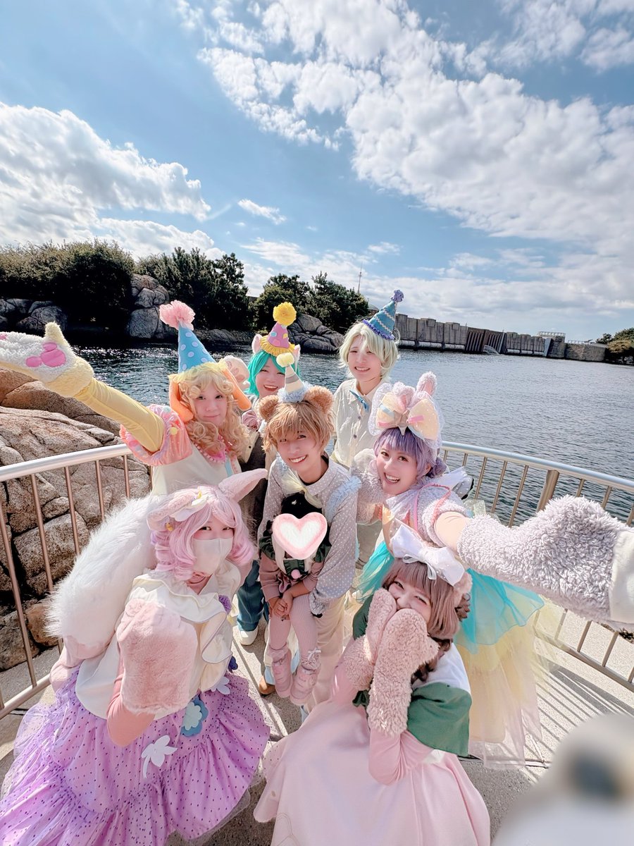 honey_dot_xoxo's tweet image. みんなでギョウザドッグ食べてダッフィーの船グリ見てたら、わざわざレジのキャストさんが出てきてくださって仮装褒めてくれて、「20周年シールと同じ構図で撮ると可愛いですよ！」って撮ってくれた写真が最高すぎた( ᵕ ᵕ̩̩ )今日はたくさんキャストさんの愛と優しさに触れた……！ℬigℒove💋