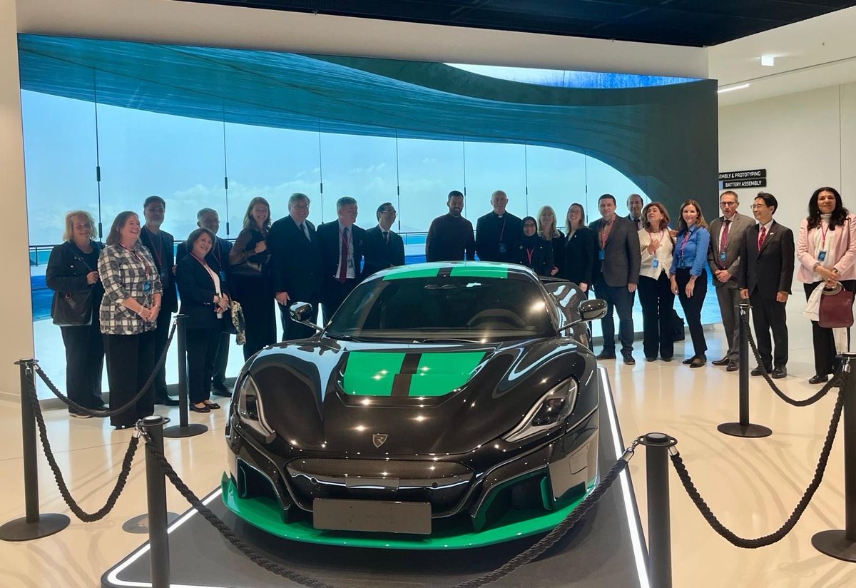 قامت سعادة سفيرة دولة قطر بزيارة نظمتها عمادة السلك الدبلوماسي في كرواتيا إلى المقر الجديد لشركة ريماتس,واطّلع الوفد خلال الزيارة على مرافق البحث والتطوير، وخطوط إنتاج السيارات الكهربائية الفائقة الأداء، إضافةً إلى مشاريع الشركة في مجال تكنولوجيا البطاريات وأنظمة القيادة الذاتية