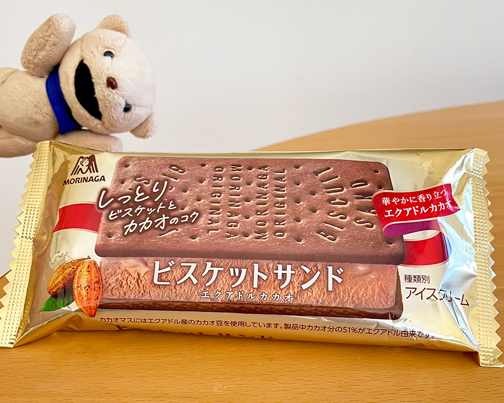 ビスケットサンド＜エクアドルカカオ＞
新発売🟫🟥🟩❤️‍🔥

華やかに香り立つエクアドルカカオを使用♪
しっとりビスケットと
カカオのコク深いチョコアイスクリームで
心もおなかも満たします✨

リッチなサンドアイスで贅沢なひとときを
お楽しみくださいね☺️