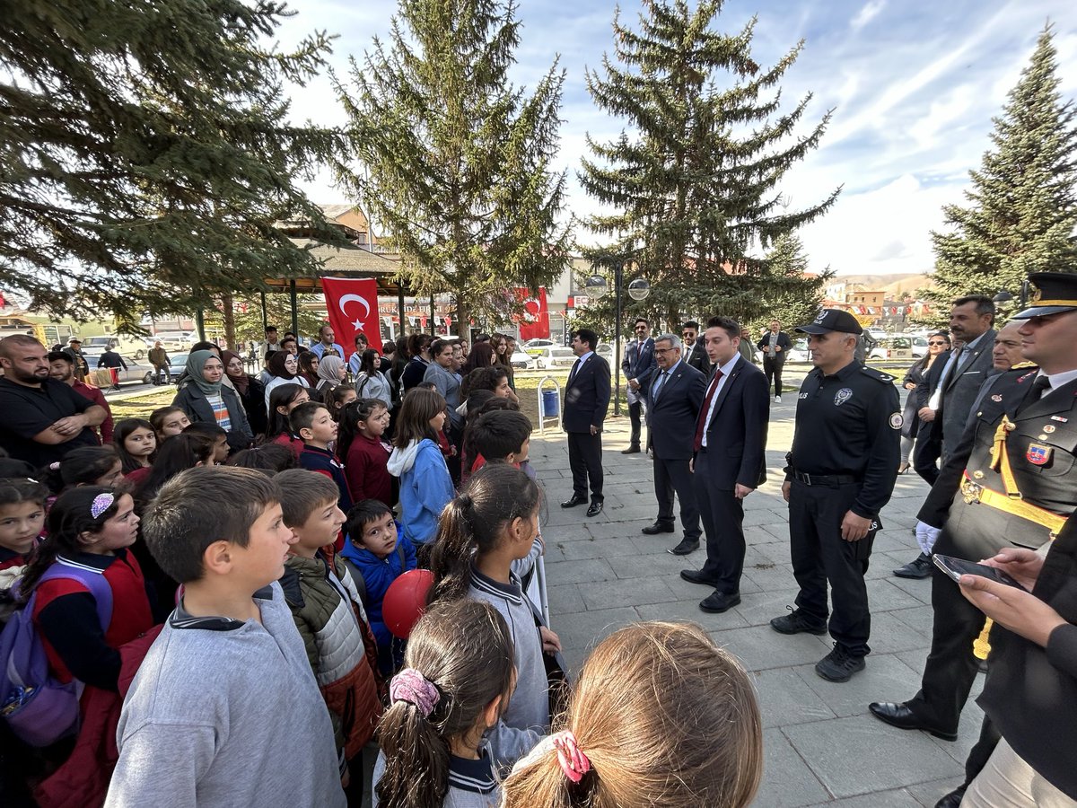29 Ekim Cumhuriyet Bayramı Çelenk Sunma Töreni, Kaymakamımız Sn. Hüseyin Emre ÇIRAL önderliğinde, Belediye Başkanımız Sn. Ömer Faruk EROĞLU, İlçe Milli Eğitim Müdürümüz Sn. Mahmut ASLAN, Şube Müdürümüz Sn. Yunus CENGİZ ve protokolün katılımı ile Atatürk Parkında gerçekleştirildi.
