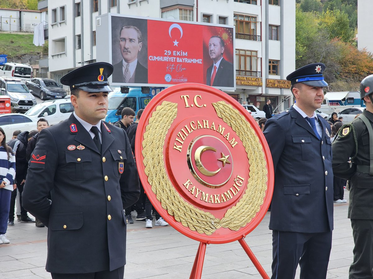 Cumhuriyetimizin 102. yılı kutlamaları kapsamında düzenlenen Atatürk Anıtı’na Çelenk Sunma Töreni, Cumhuriyet Meydanı’nda gerçekleştirildi. 🇹🇷✨
<a href="/tcmeb/">Millî Eğitim Bakanlığı</a> <a href="/Yusuf__Tekin/">Yusuf Tekin</a> 
<a href="/MemAnkara/">Ankara İl Millî Eğitim Müdürlüğü</a> <a href="/Murat4Kucukali/">Murat Küçükali</a> 
<a href="/ccanturk_/">Cihangir CANTÜRK 🇹🇷</a>