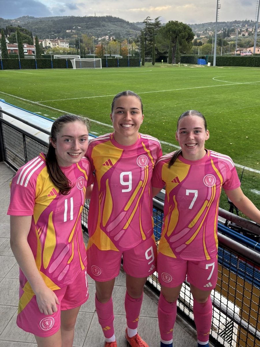 HibernianWomen's tweet image. 🏴󠁧󠁢󠁳󠁣󠁴󠁿🩷

Congratulations to Tegan Bowie, Eilidh Adams and Rosie Livingstone, who all played in #SCOW23s excellent 3-1 win over Italy yesterday - with Eilidh scoring and assisting to spur the Young Team onto victory! 👏