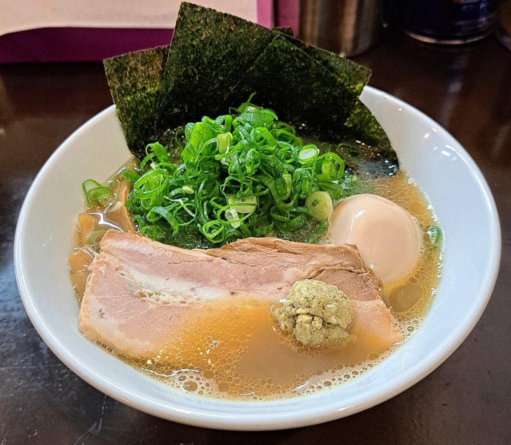 setsumen's tweet photo. 静岡市葵区呉服町
VON GOSSO(ボンゴッソ)さん
貝出汁ラーメン(醤油)
トッピング→味付玉子・ねぎ
季節を楽しむ♪あさりの炊き込みご飯(秋の味覚のきのこ入り)
#ラーメン #静岡 #葵区 #呉服町 #VONGOSSO #ボンゴッソ #ボンゴッソラーメン #貝出汁ラーメン #ramen #静岡ラーメン #静岡ランチ https://t.co/pzHg33wxuh