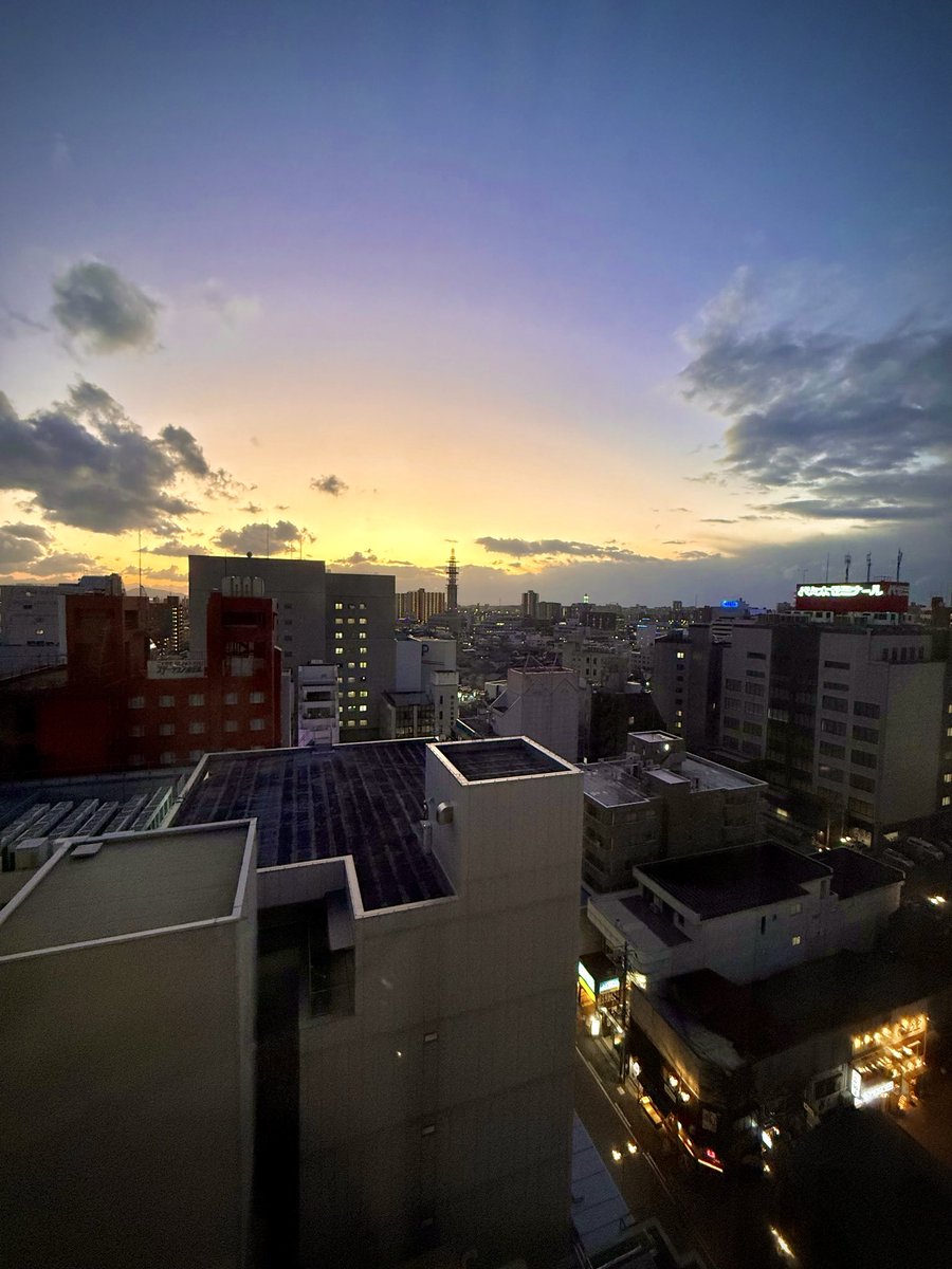 今日から新潟&amp;山形！

気温も下がってきてるから天気良いと空が綺麗だなぁ✨

CM撮影がーんばろ😇