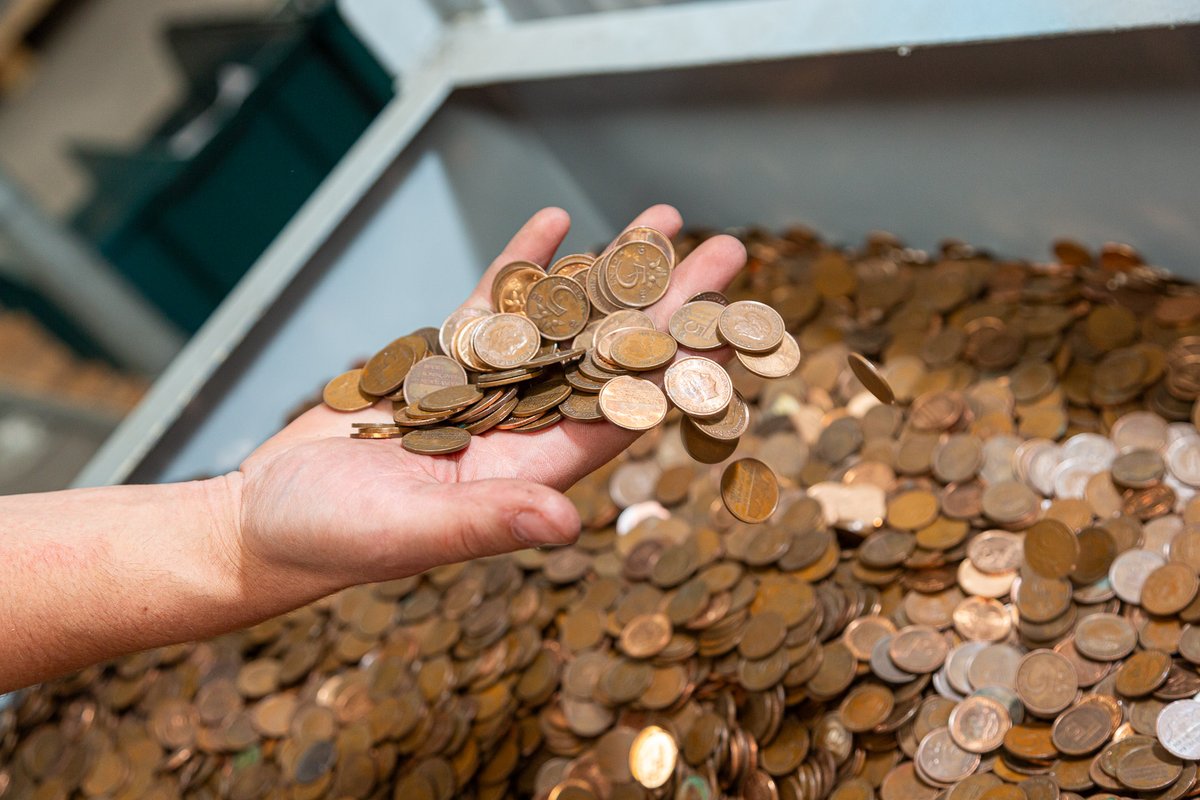 RDKusters's tweet image. 🪙 CUS-2000 Coin Unwrapper
The CUS-2000 Coin Unwrapper processes paper rolls, plastic rolls or sachets unwrapping up to 60 packages per minute. Manual feed, semi-automatic operation.

👉 Download the brochure today: bit.ly/4pMW4mv

#CoinProcessing #CashHandling #Kusters