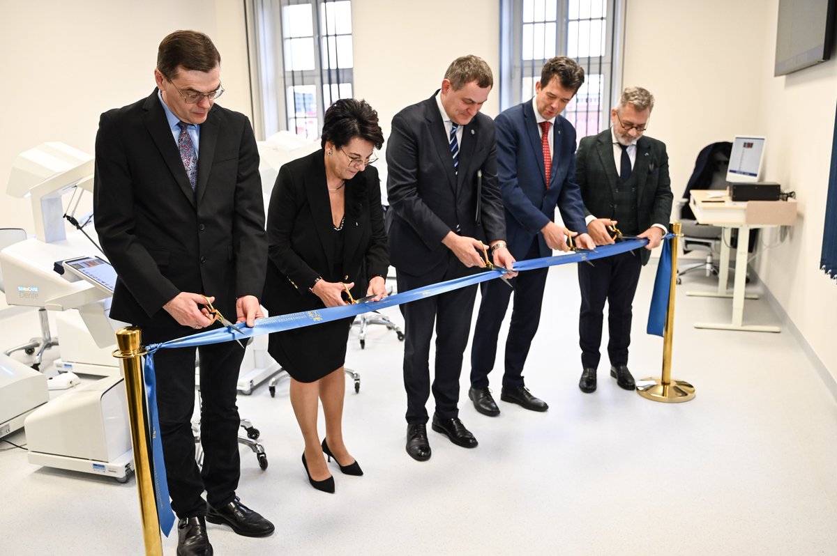 JagiellonskiUni's tweet photo. #JUnews | We wtorek 28 października w Instytucie Stomatologii UJ CM odbyło się otwarcie nowoczesnej sali symulacyjnej wyposażonej w pierwsze w 🇵🇱 symulatory stomatologiczne oparte na technologii haptycznej wirtualnej rzeczywistości (VR).

📷 A. Wojnar https://t.co/FqXvJk71if