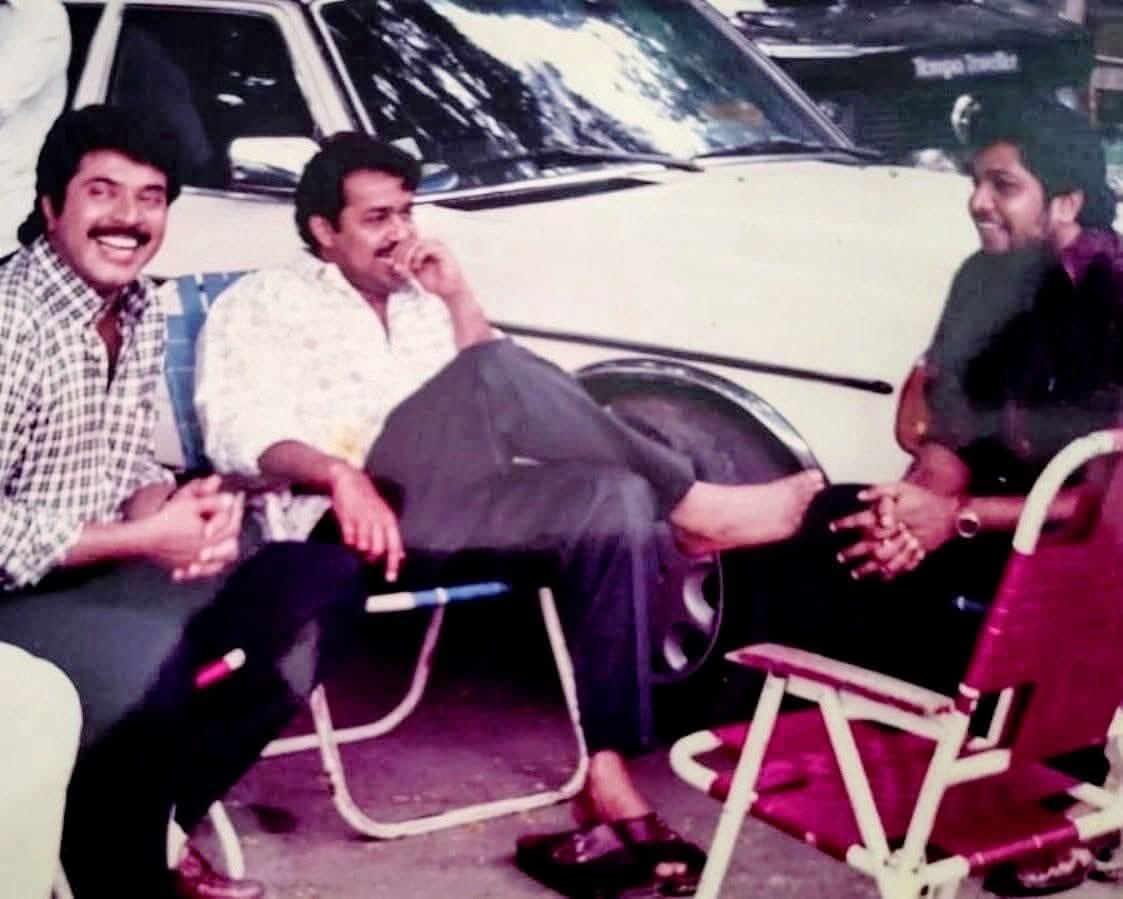 marclegrande's tweet photo. When the #FireGod met #TheKing 🔥👑
This photo was taken when #Mohanlal, during the shoot of #Agnidevan, visited #Mammootty on the sets of Shaji Kailas’ #TheKing.
Year - 1995 https://t.co/WeLDZ8vDgA