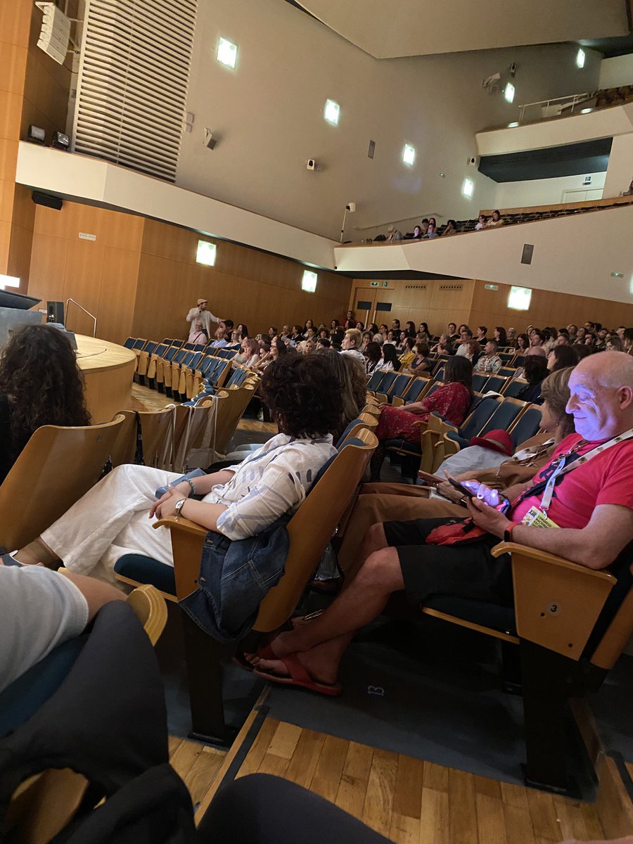 ArtigaCharo's tweet photo. #XIIICongresoNacionalEOIs: compartir, reflexionar, unir fuerzas y remar en la misma dirección. Las #EOIs más vivas que nunca. Muchas gracias @AMPREOI por haberlo hecho posible!💪👏🏻 https://t.co/QvpuqSmyGr