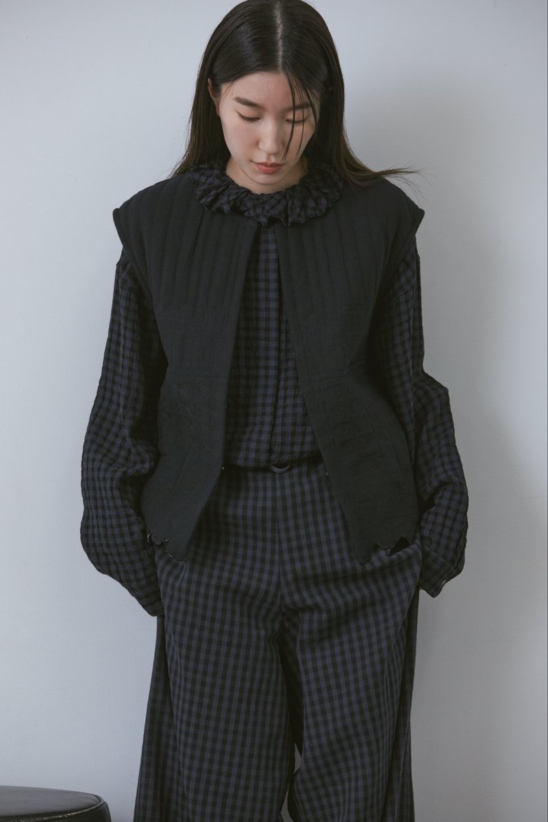 conges payes "𝙳𝙾𝚄𝙱𝙻𝙴 𝙶𝙰𝚄𝚉𝙴"

軽さとぬくもりを感じるダブルガーゼ。
シンプルな装いに奥行きを与え
季節の変化にそっと寄り添うベストスタイル。

続きはこちらから▶︎ store.bigi.co.jp/journal/conges…

#congespayes #コンジェペイエ