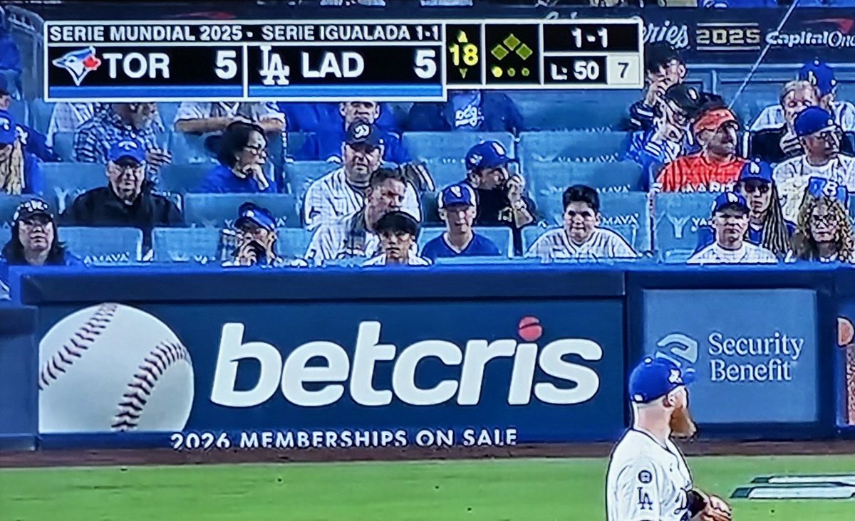 leobond_'s tweet photo. Hace un rato me dije: "Veo los últimos 3 innings con @LuisAlvarez_1 y me duermo".

¡SÍ, CLARO! JAJAJA. Ya vamos por el 18 y contando. https://t.co/jKzFakkJjh