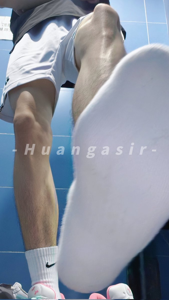 趁着球场淋浴间没人，骚狗🐶跪好捧着你爹刚打完球的原味白袜狂舔狂吸，撸着小狗屌直接早泄喷满地板
防走丢<a href="/yellowasir/">流沙包</a>