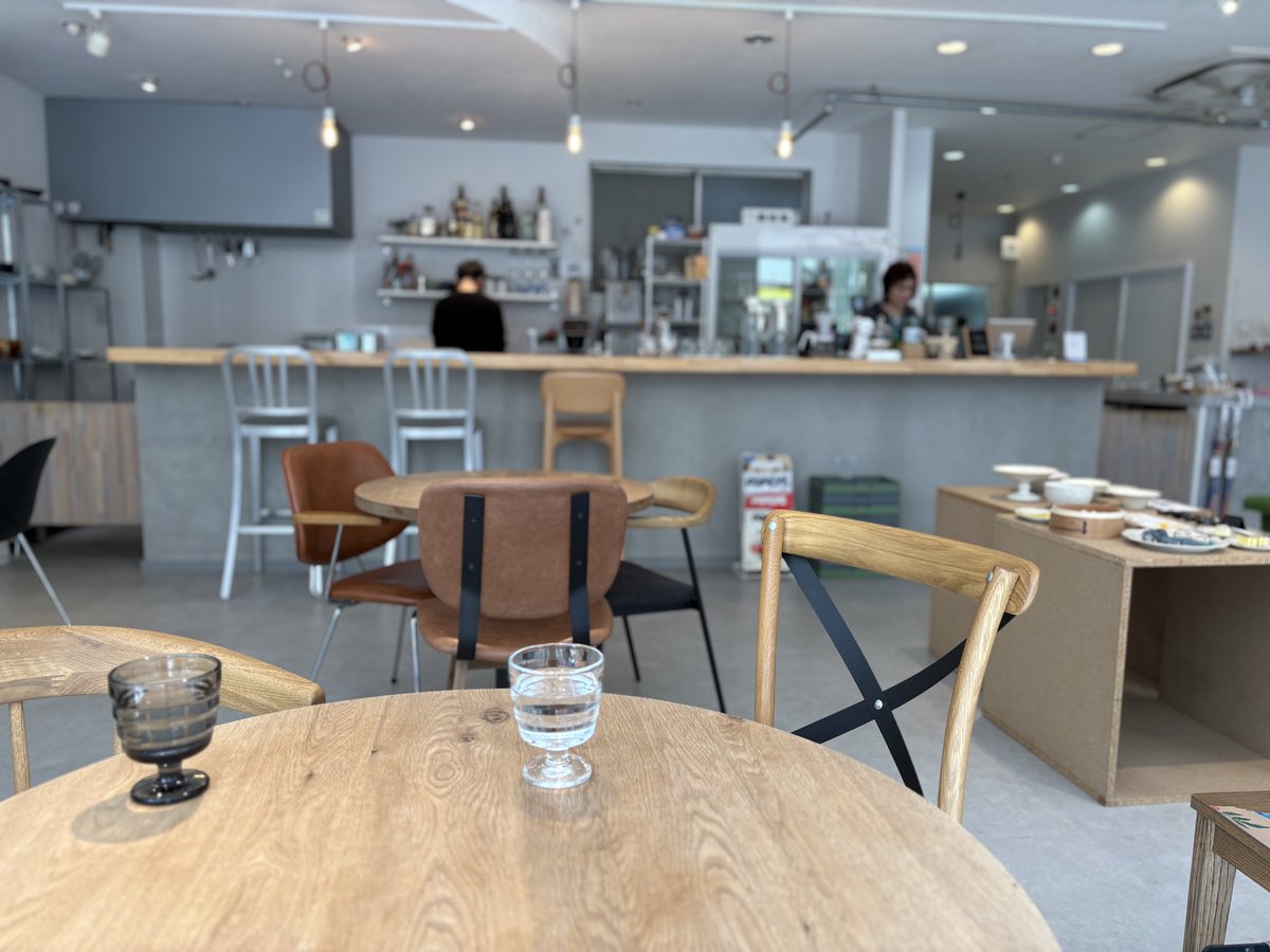 2Tontonton's tweet image. 朝から街中の友人宅へ遊びに行き
築町ランチ☺️

grace 3 (グレイスリー) 長崎へ。

ベーグルやバケットサンドに
好きな中身をチョイスして
ドリンクとサラダがたっぷり付いたランチ

波佐見焼など可愛い陶器も売ってる
オサレな空間で、食べ応えあってめちゃくちゃ美味しかった😋

 #長崎市 #築町 #g3