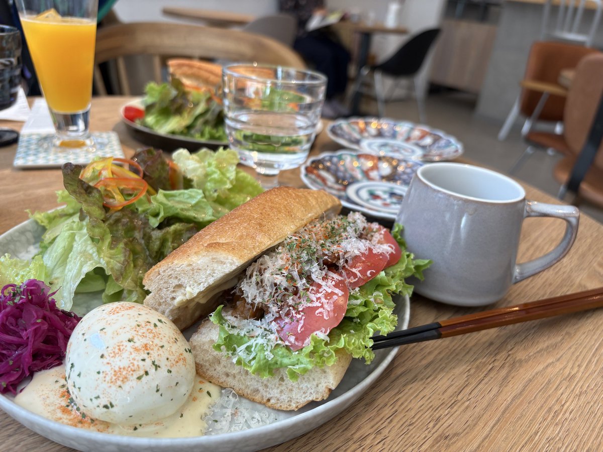 2Tontonton's tweet image. 朝から街中の友人宅へ遊びに行き
築町ランチ☺️

grace 3 (グレイスリー) 長崎へ。

ベーグルやバケットサンドに
好きな中身をチョイスして
ドリンクとサラダがたっぷり付いたランチ

波佐見焼など可愛い陶器も売ってる
オサレな空間で、食べ応えあってめちゃくちゃ美味しかった😋

 #長崎市 #築町 #g3