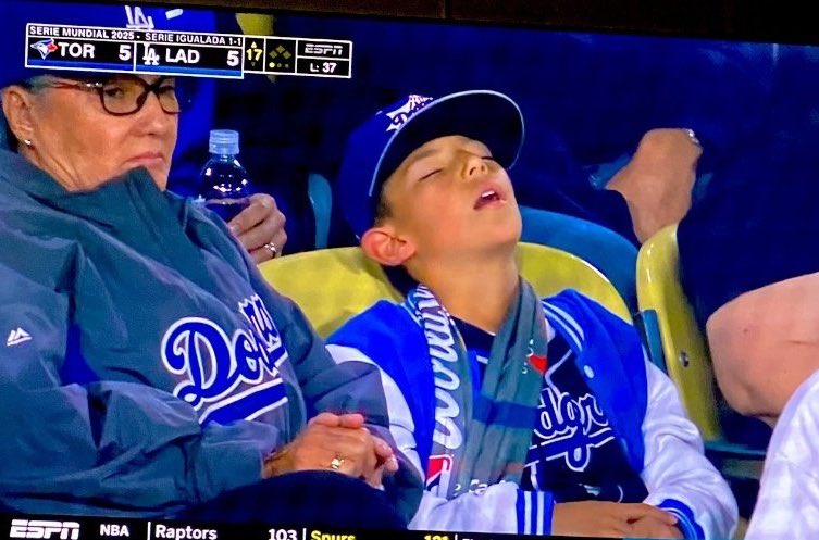 Yo en el jale después de haber visto 18 entradas de beisbol: