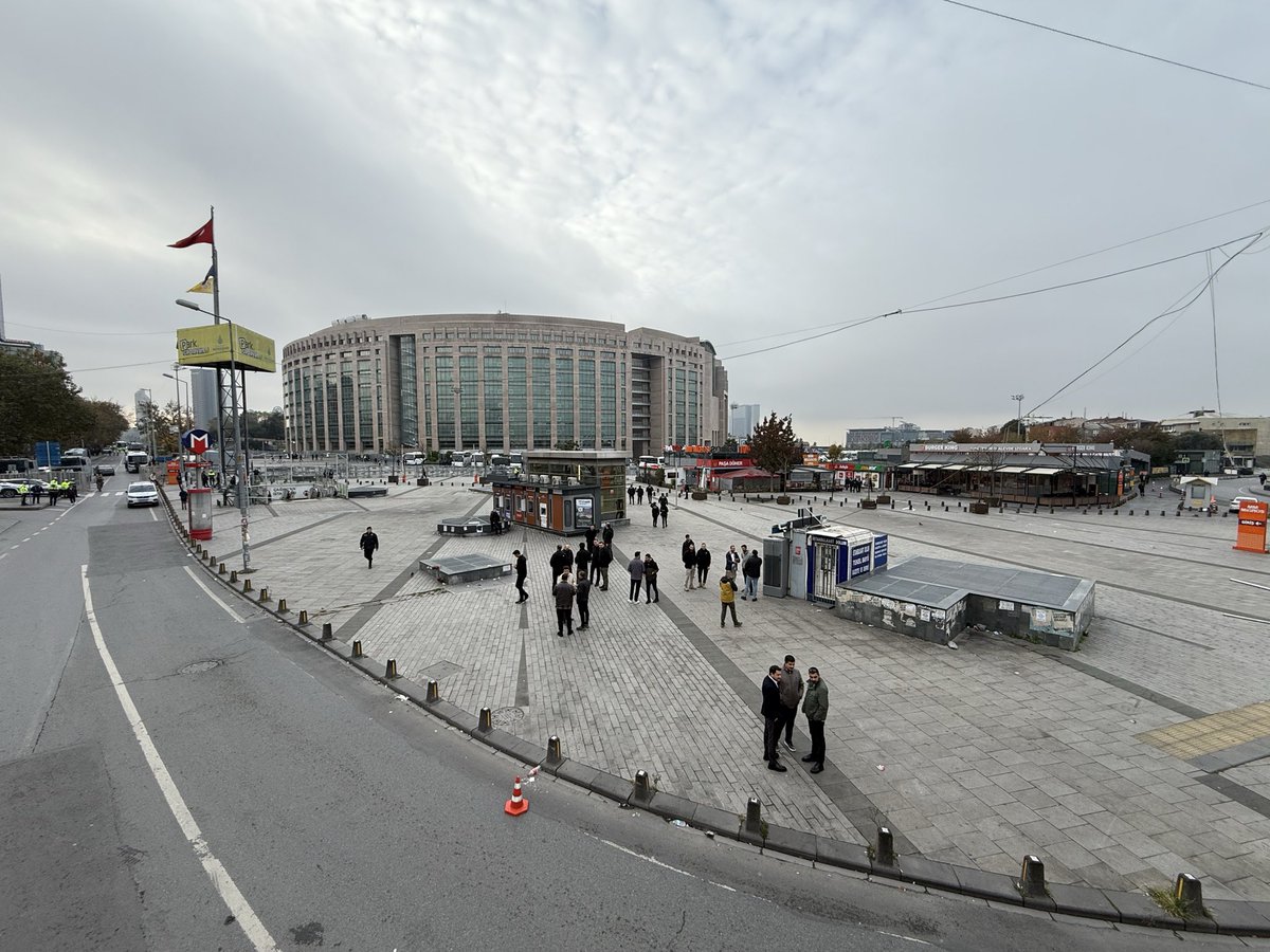 AKDOGANumut's tweet photo. Yazmadan edemeyeceğim…

Pazar sabahı 06.45 suları. Tüm gece müzakerler nezaketle sürdü. Otobüsü Çağlayan Meydanı’nın göbeğine koyduk. Mutluyuz. Gün yeni ışımış. Otobüsün üstündeyiz. Alanda elinde bayrakla bir amca. Koca alanda polisler ve bir amca. Amca hoşgeldin dedim. Gözleri parladı. Amca nereden geliyorsun bu saatte dedim. Gebze’den dedi. Amcacım kaçta çıktın evden dedim. 05.00 dedi. Üstünde ince bir ceket, sabah serini ve elinde bir Türk bayrağı… Tüm gün amcayı hep gördüm. Hava kararana kadar defalarca… En az 15 saat kaldı alanda. Belki de bir simitle, bisküviyle. Onu gördükçe yorgunluğumdan utandım. 

Bu memleket halen ayaktaysa o ve onun gibi insanlar sayesinde. Ne mutlu bize…