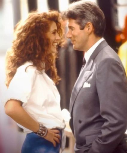 He felt her vision enter his eyes and fill his entire field of vision, removing him from the flow of random and fragmentary images, concentrating time and space into a finite form. Italo Calvino

Pretty Woman  1990
dir  Garry Marshall

Richard Gere
Julia Roberts🎉❣️