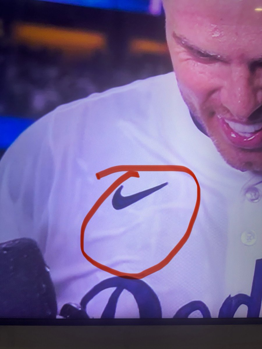 BenOndaTop's tweet photo. WHAT THE FUCK IS THAT??? I KNOW Y’ALL SEE IT!!!! https://t.co/hAF5vcaPGR