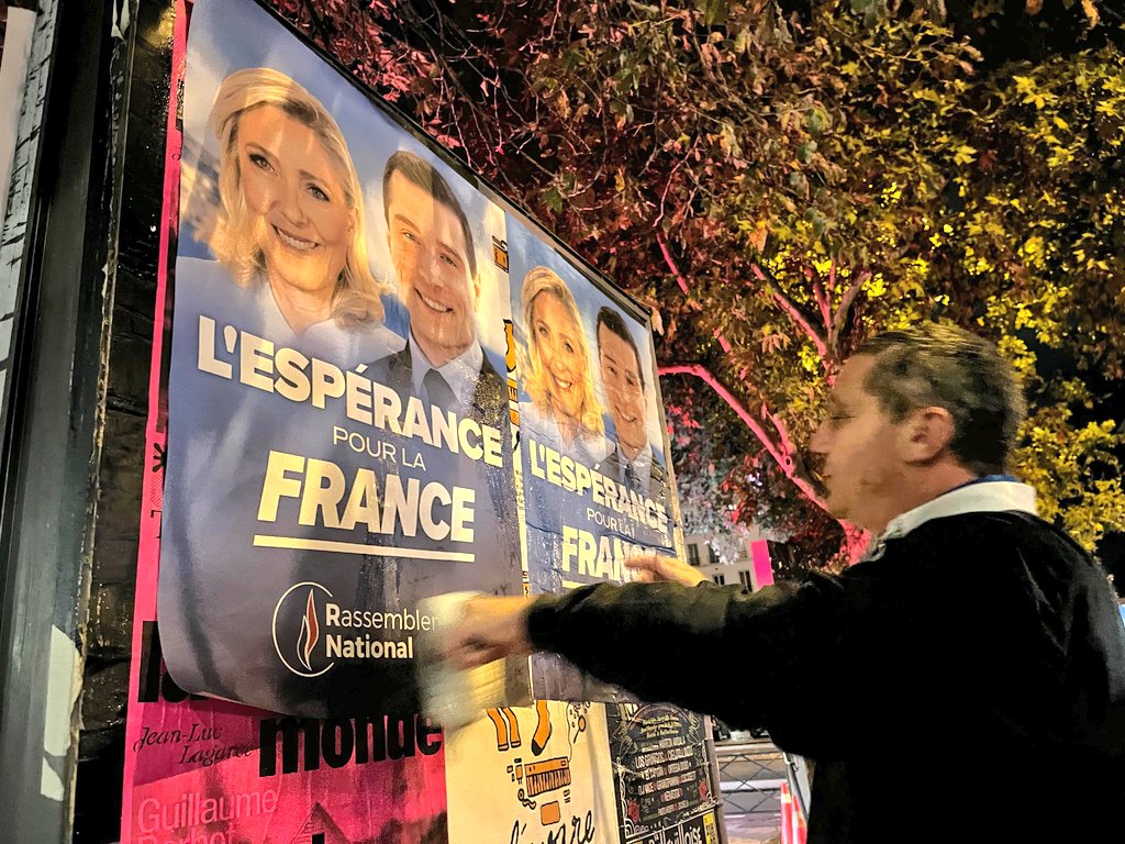 GabrielDurandRN's tweet photo. Collage mardi à #SaintMande et #FontenaySousBois 🇫🇷
Face à la crise politique qui paralyse la France, une seule issue : le retour aux urnes !
Le @RNational_off, avec @MLP_officiel et @J_Bardella, incarne l’espérance et la seule alternative crédible au système UMPS.

#circo9406 https://t.co/RjVsP4sa3J