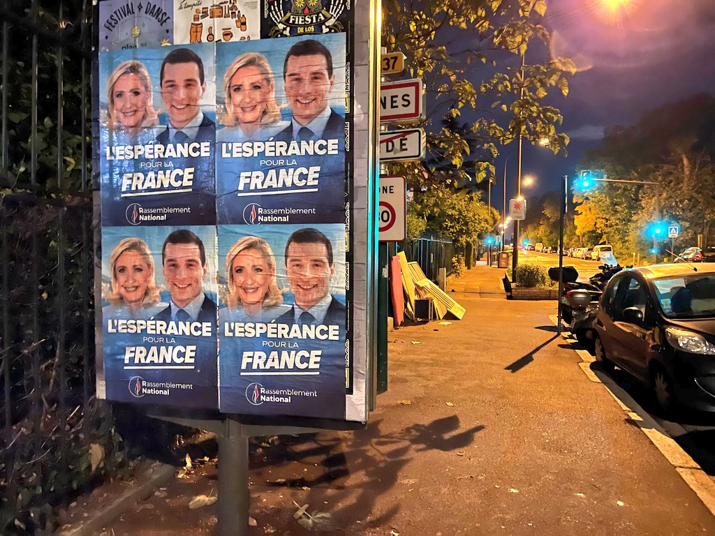 GabrielDurandRN's tweet photo. Collage mardi à #SaintMande et #FontenaySousBois 🇫🇷
Face à la crise politique qui paralyse la France, une seule issue : le retour aux urnes !
Le @RNational_off, avec @MLP_officiel et @J_Bardella, incarne l’espérance et la seule alternative crédible au système UMPS.

#circo9406 https://t.co/RjVsP4sa3J